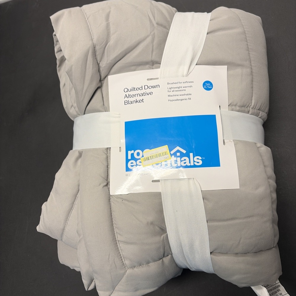 Gray Room Essentials Quilted Down Alternative Blanket Size Twin/XL Twin